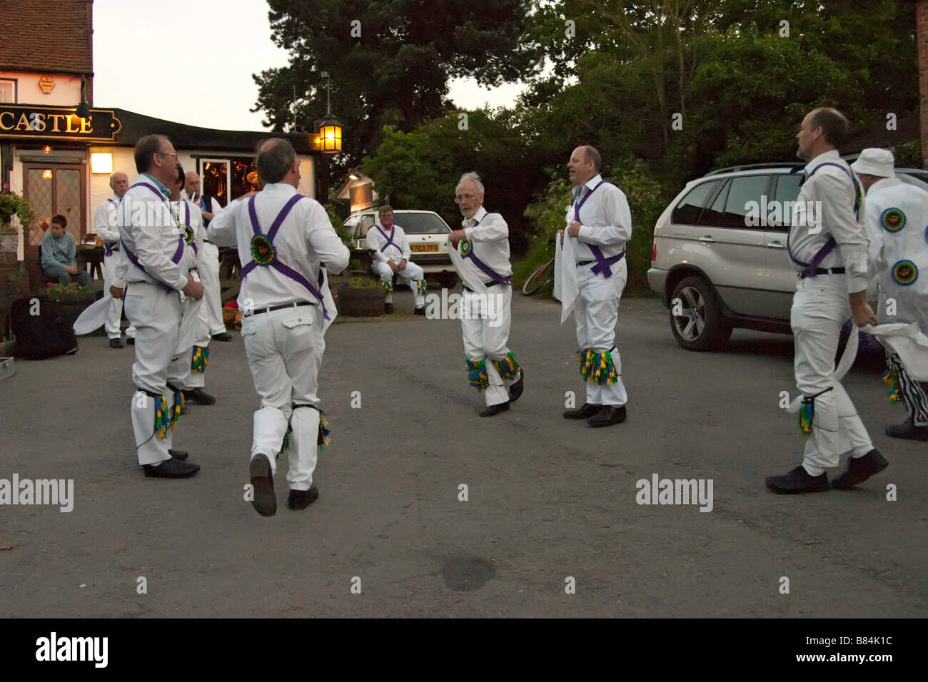 Surrey Morris men à l'extérieur d'un pub Reigate Banque D'Images