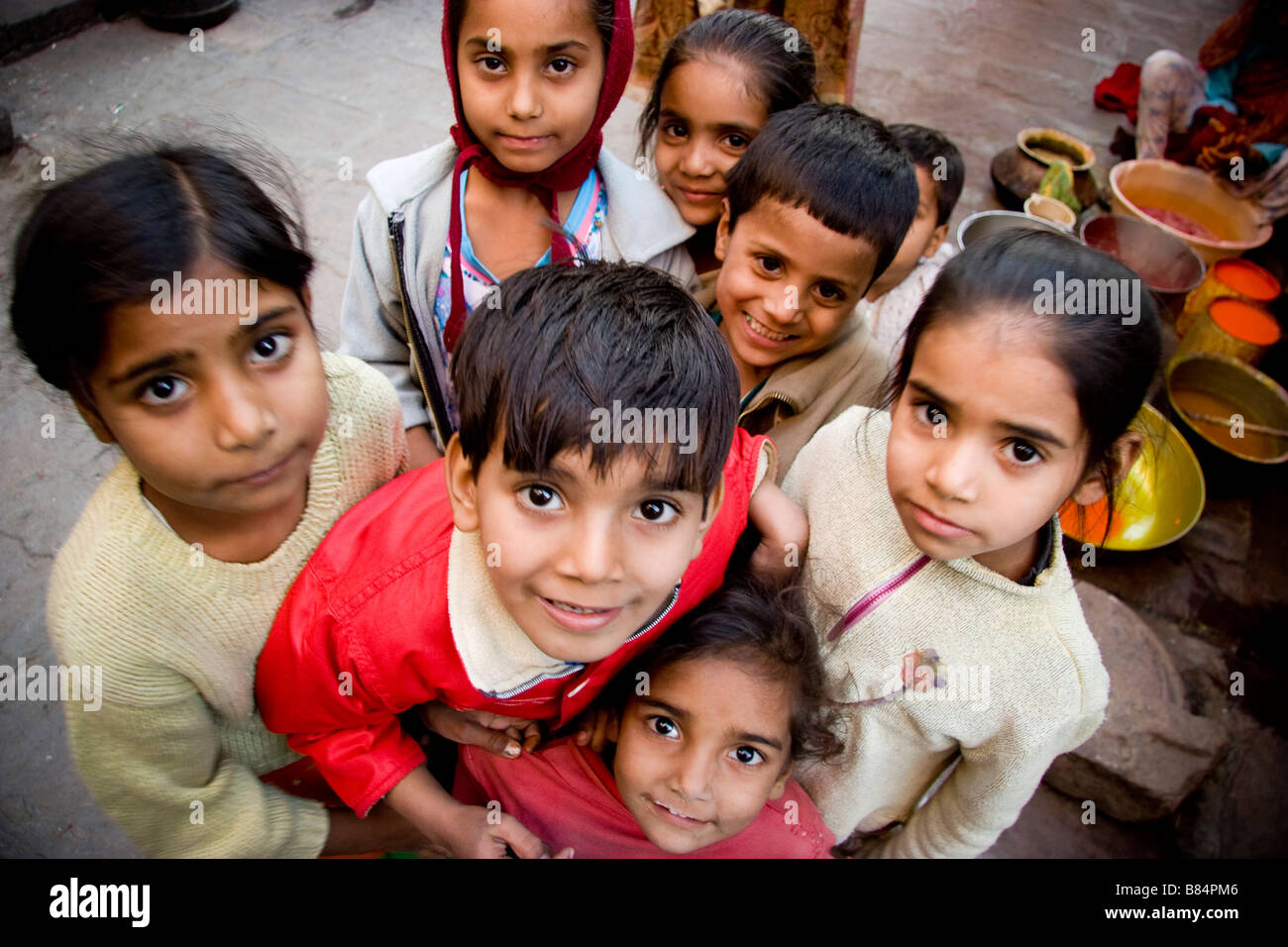 Groupe d'enfants posent sur street Bikaner Rajasthan Inde Banque D'Images