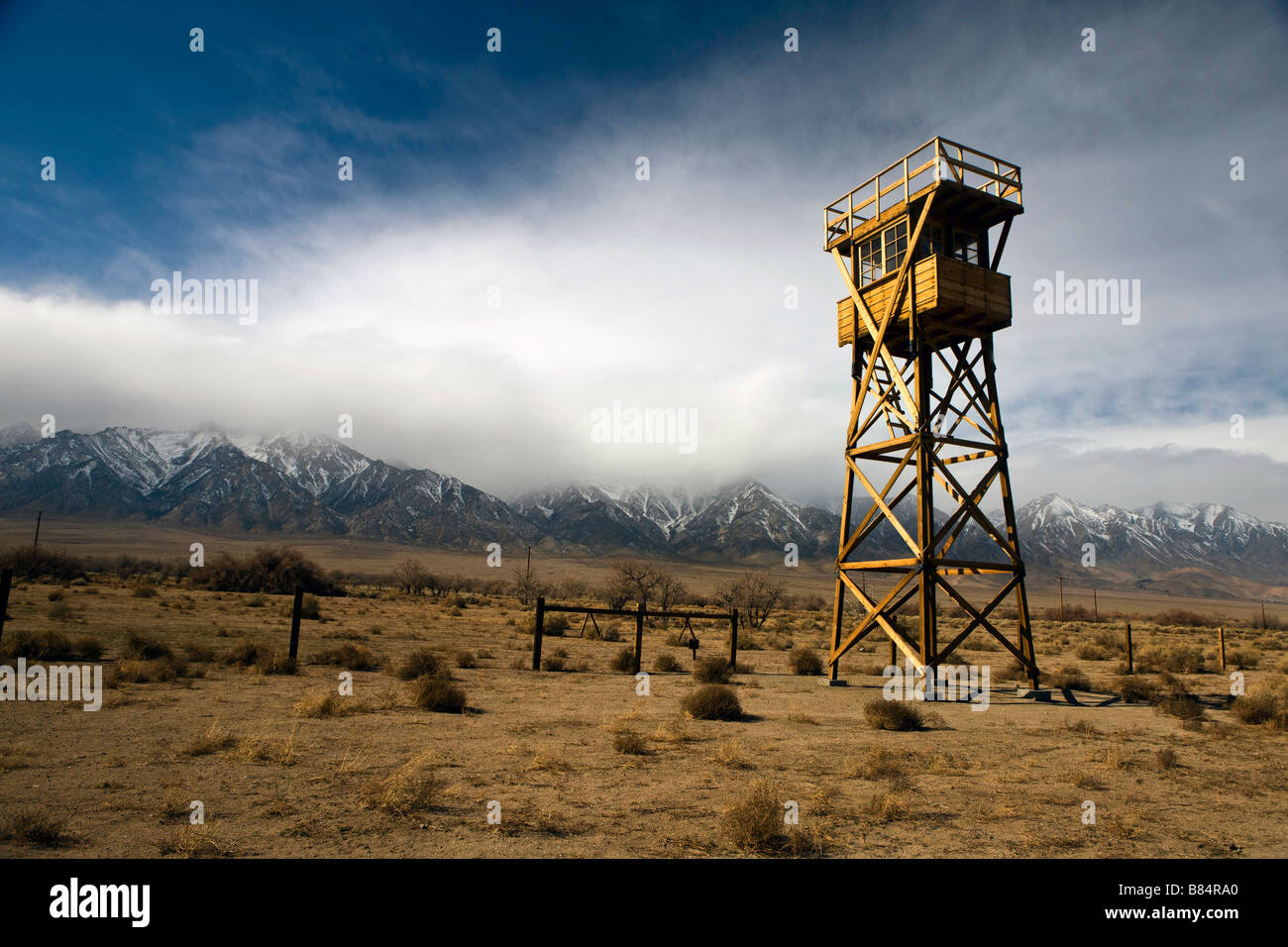 Tour de garde numéro 8 entouré de barbelés avec enneigés des montagnes de Sierra Nevada en arrière-plan Manzanar NHS Californie Banque D'Images