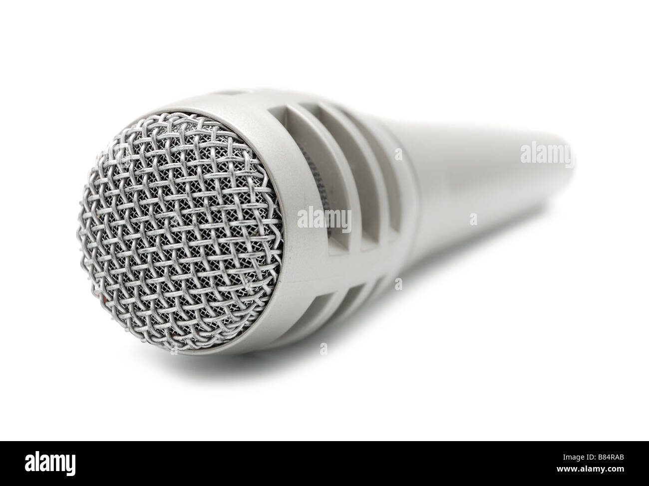 Microphone studio isolé sur fond blanc, vue en angle Banque D'Images
