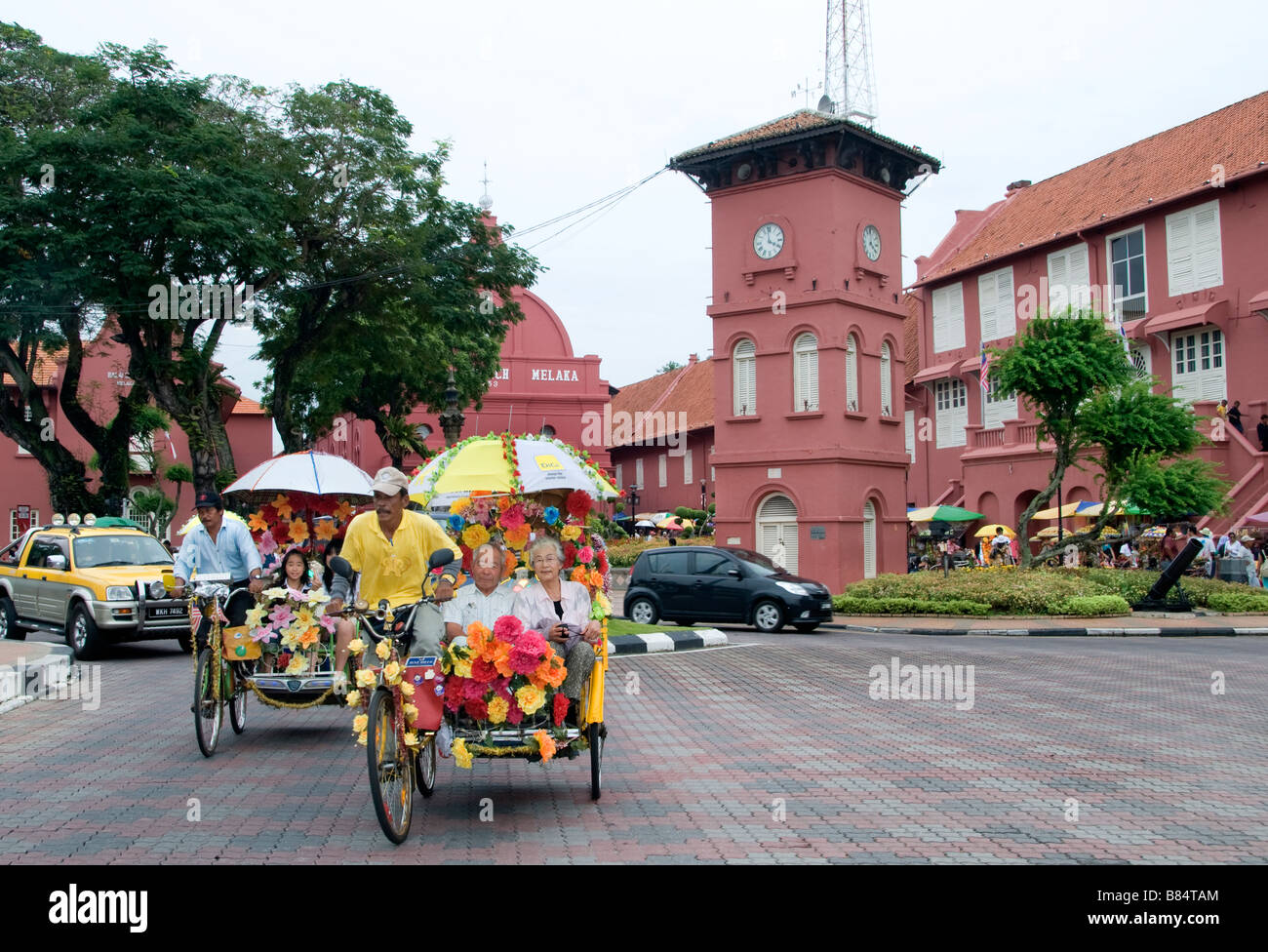 Malacca Malaisie fleurs decorateted Christh pedicab rickshaw tricycles Church Banque D'Images