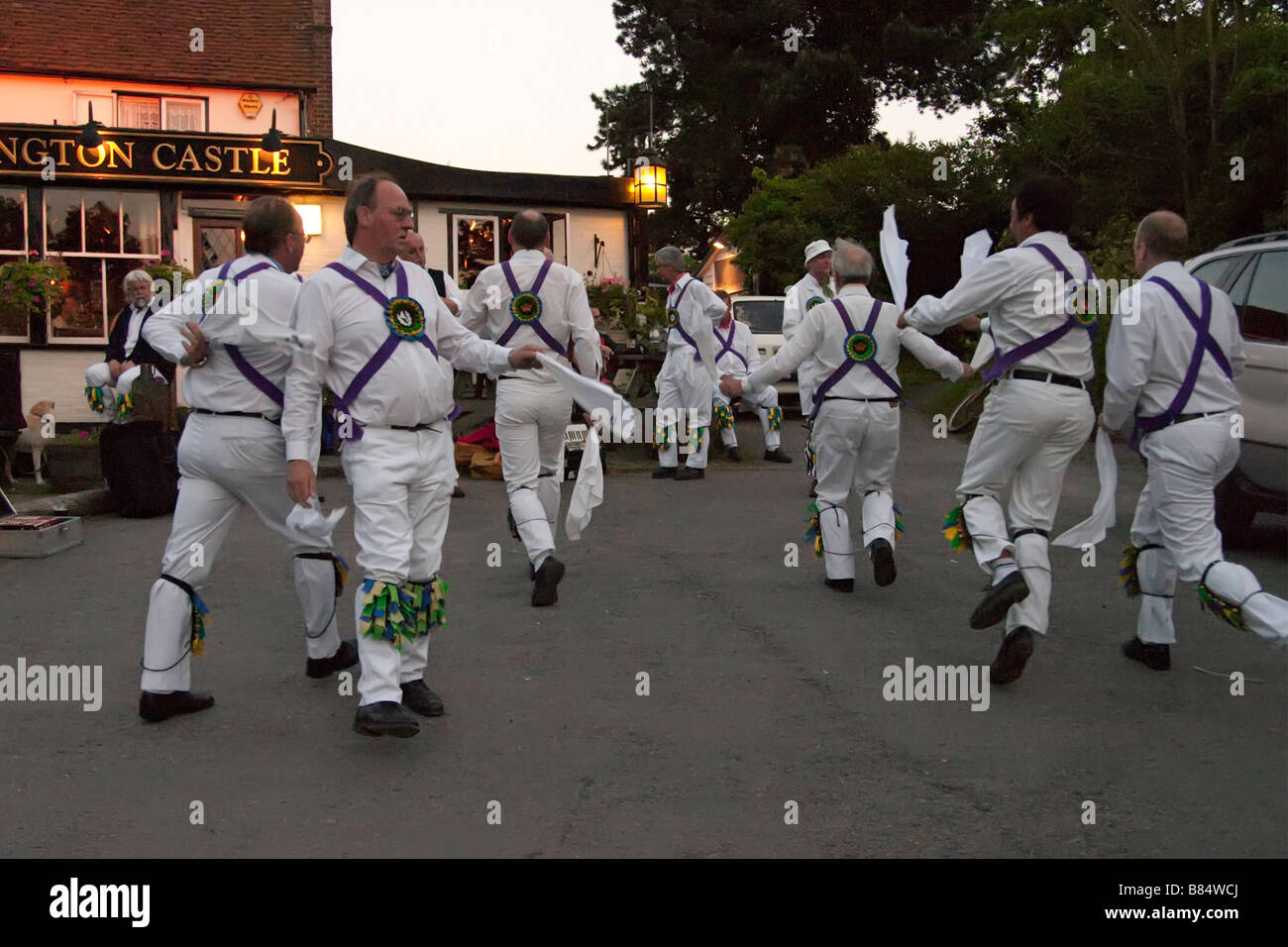 Surrey Morris men à l'extérieur d'un pub Reigate Banque D'Images
