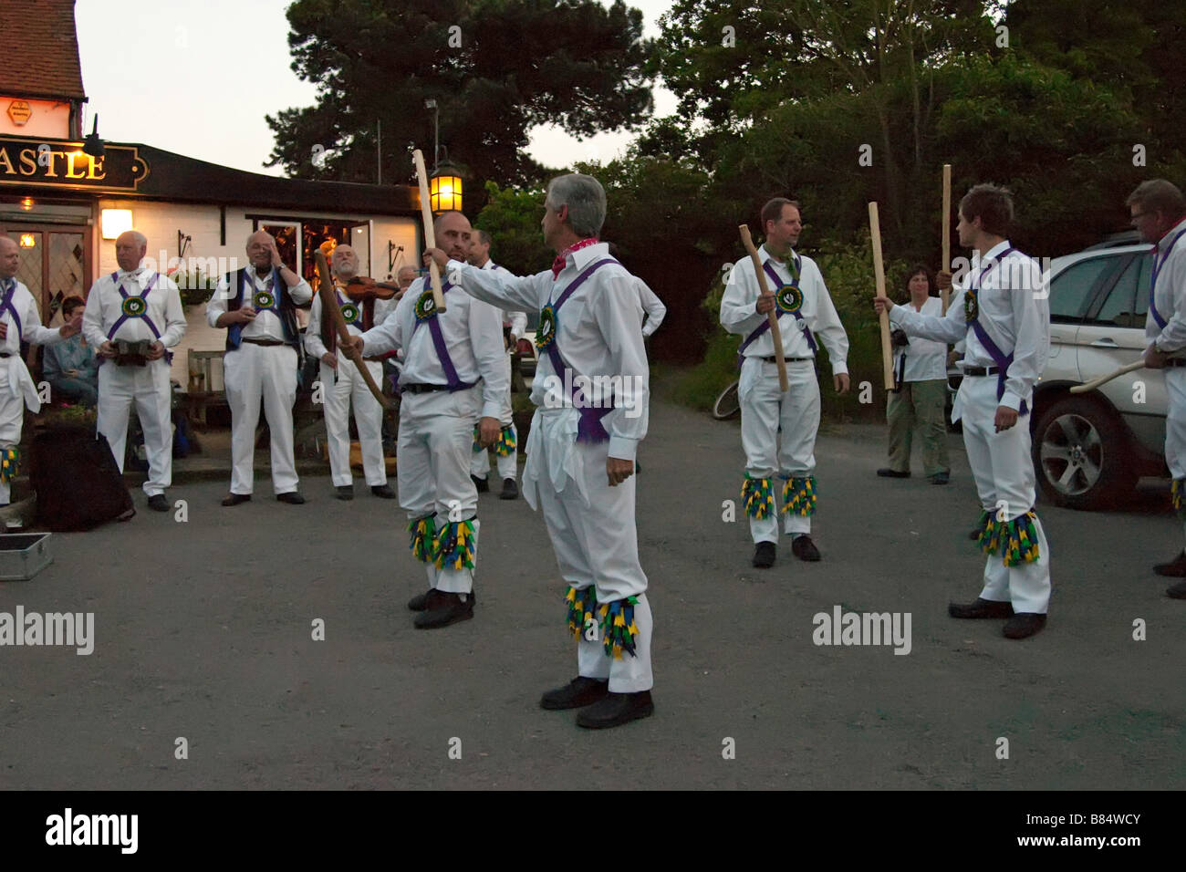 Surrey Morris men à l'extérieur d'un pub Reigate Banque D'Images