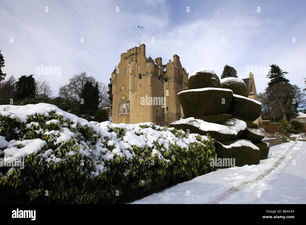 Vue extérieure du Château de Crathes et près de Banchory, Aberdeenshire, Scotland, UK couvertes de neige en hiver Banque D'Images