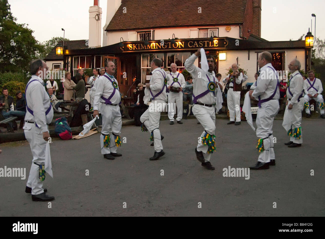 Surrey Morris men à l'extérieur d'un pub Reigate Banque D'Images