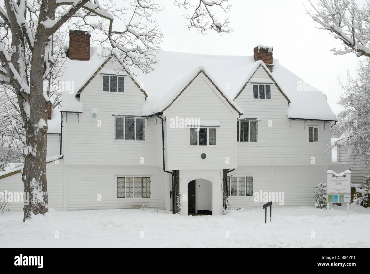 White Hall recouvert de neige : 16e siècle en bois et la météo sont montés à bord de maison, maintenant un musée, Cheam, le sud de Londres, Angleterre Banque D'Images