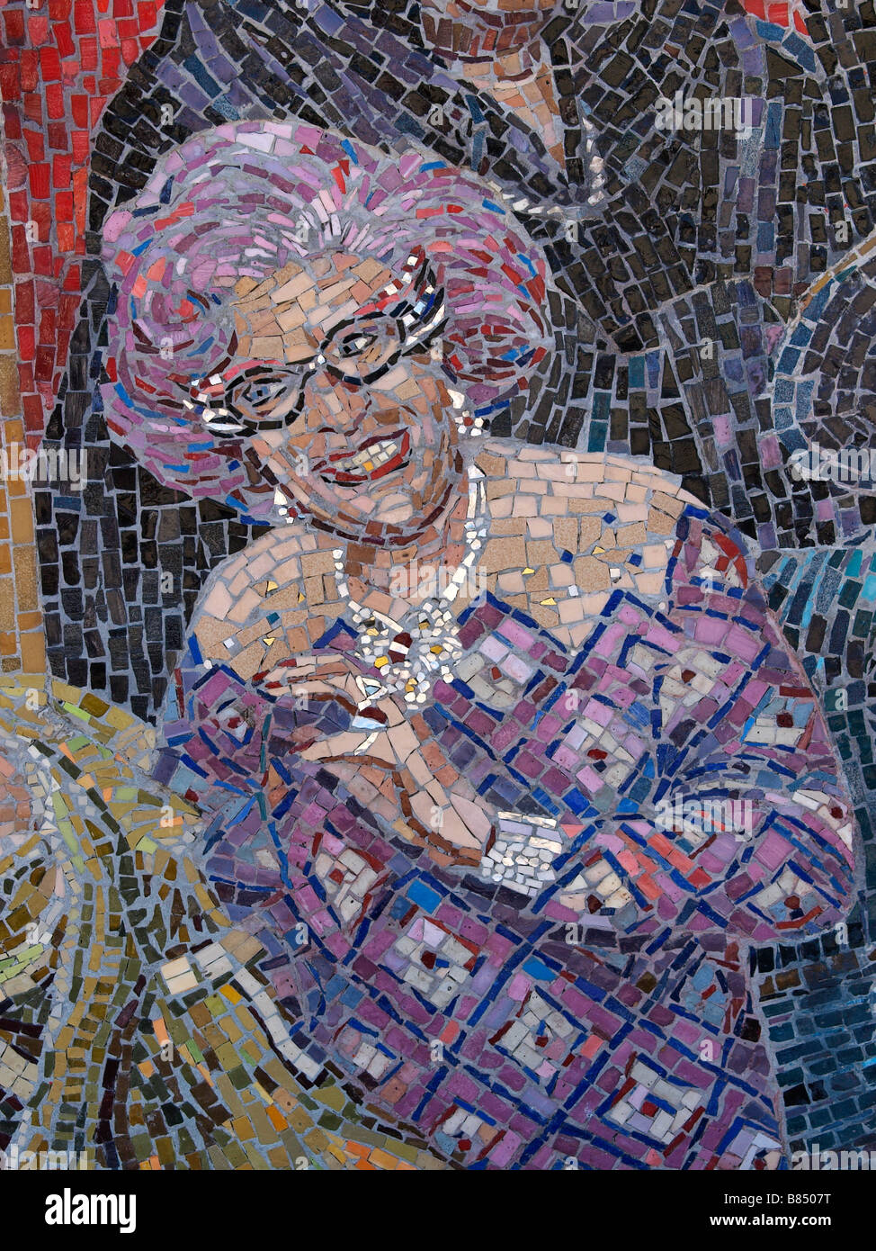 MOSAIC OF DAME EDNA EVERAGE, PERSONNAGE CRÉÉ PAR JOHN BARRY HUMPHRIES, ACTEUR, SUR LE MUR À MELBOURNE DOCKLANDS VICTORIA AUSTRALIE Banque D'Images