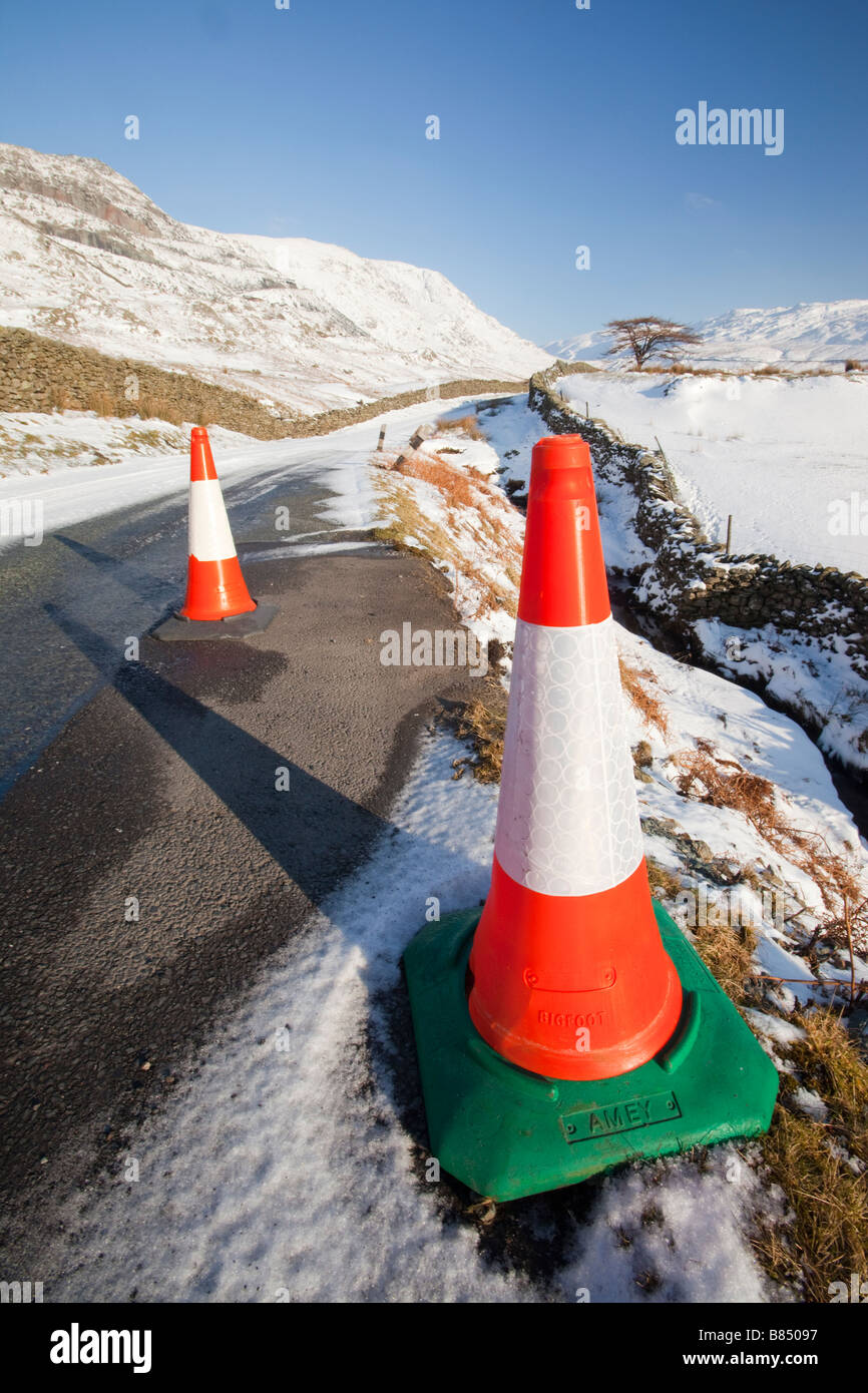 Cônes de circulation sur la puce dans le Lake District en hivers la neige UK Banque D'Images