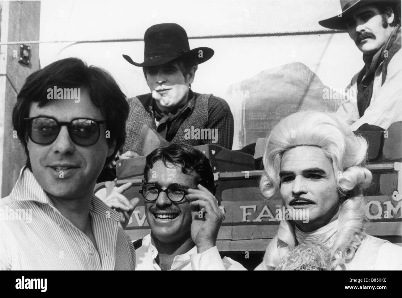 L'année 1976 Nickelodeon - USA Réalisateur : Peter Bogdanovich Peter Bogdanovich, James Best, Ryan O'Neal, Burt Reynolds Shooting photo Banque D'Images L'année 1976 Nickelodeon - USA Réalisateur : Peter Bogdanovich Peter Bogdanovich, James Best, Ryan O'Neal, Burt Reynolds Shooting photo Banque D'Images