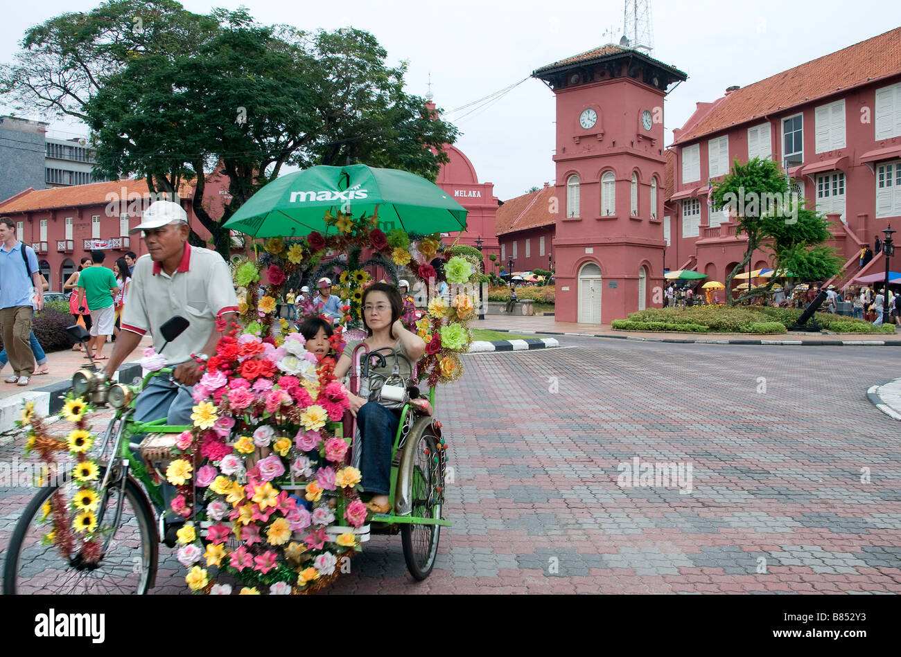 La Malaisie Malacca Une fleur fleurs decorateted pedicab rickshaw tricycles Christ Church Banque D'Images