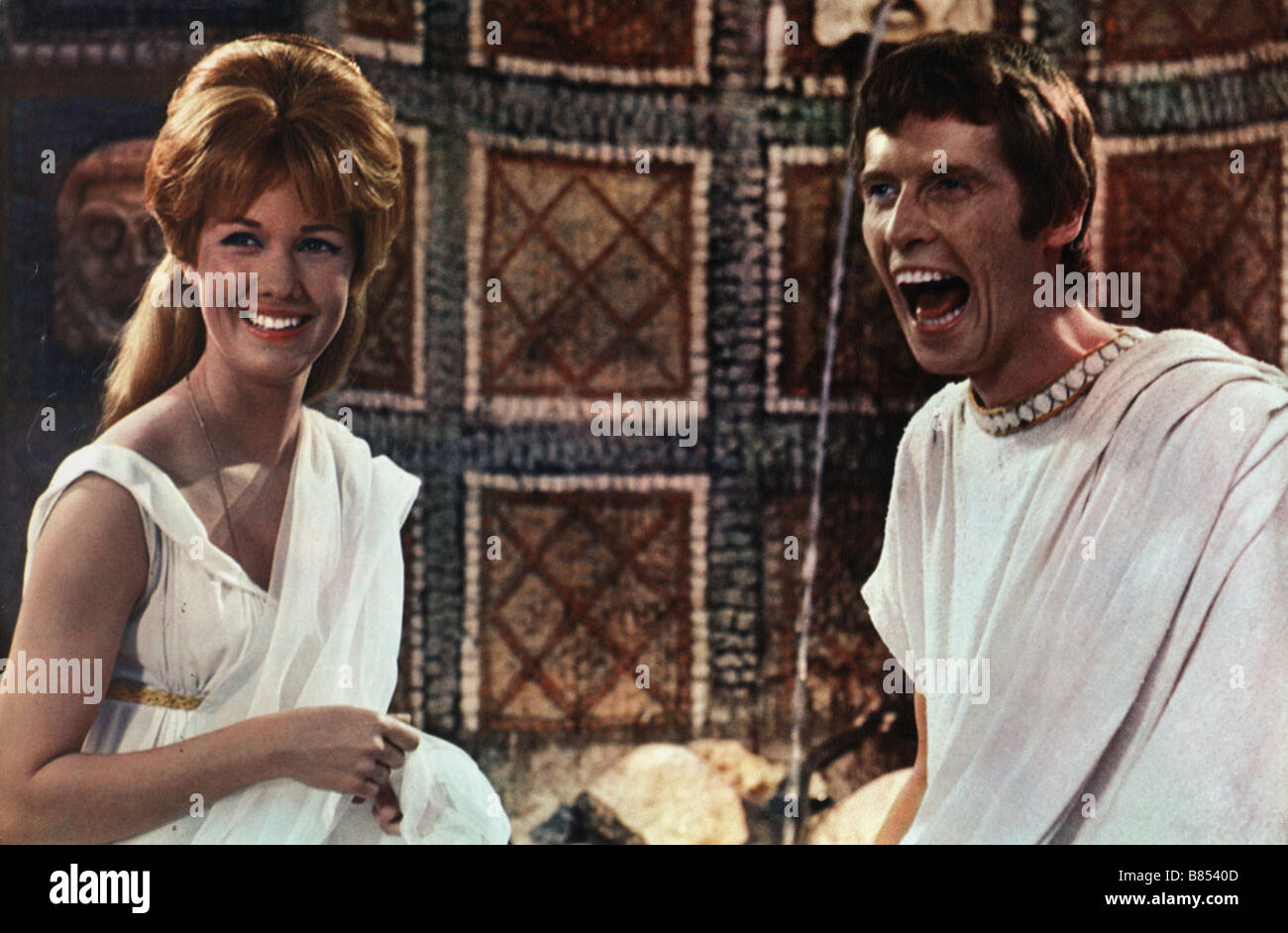 A Funny Thing Happened on the Way to the Forum Année : 1966 USA / UK Réalisateur : Richard Lester Annette Andre, Michael Crawford Banque D'Images