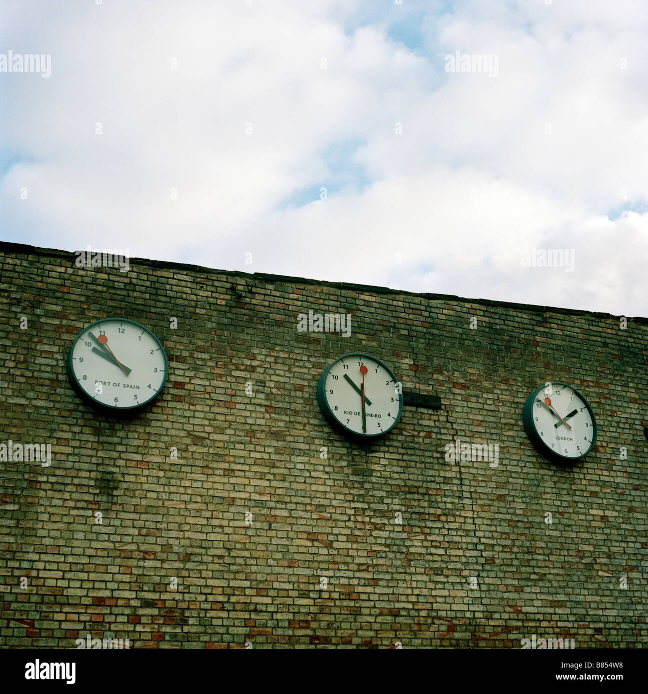 Ensemble d'horloges par l'artiste Richard Wentworth dans le quartier des docks de Londres Banque D'Images