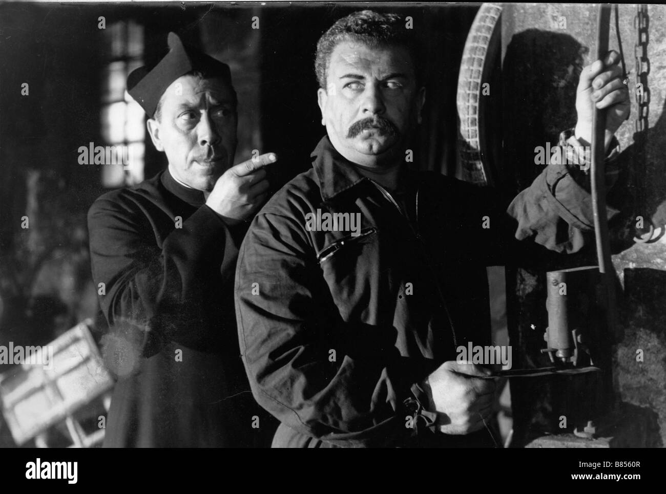 Petit monde de Don Camillo, Le Année : 1952 Réalisateur : Julien Duvivier Fernandel, Gino Cervi Banque D'Images
