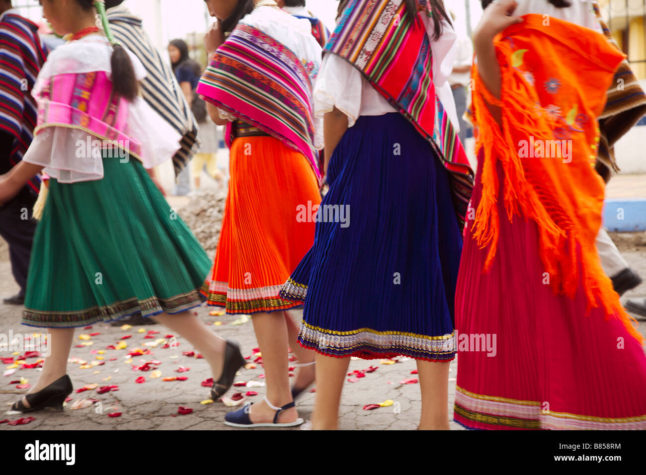 Highland colorés robes portées lors d'un festival à Ambato, Équateur, Province de Cotopaxi Banque D'Images