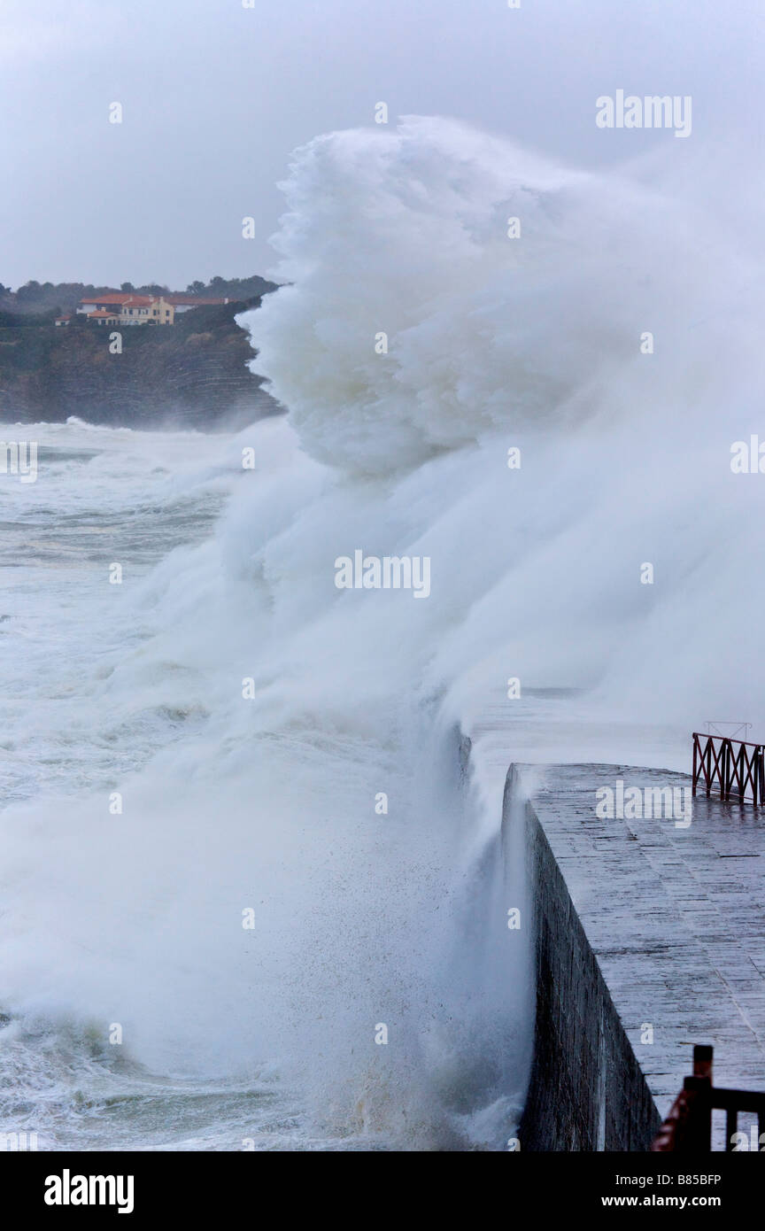 24 janvier 2009 tempête KLaus vagues sur la digue de Socoa Pays Basque France Banque D'Images