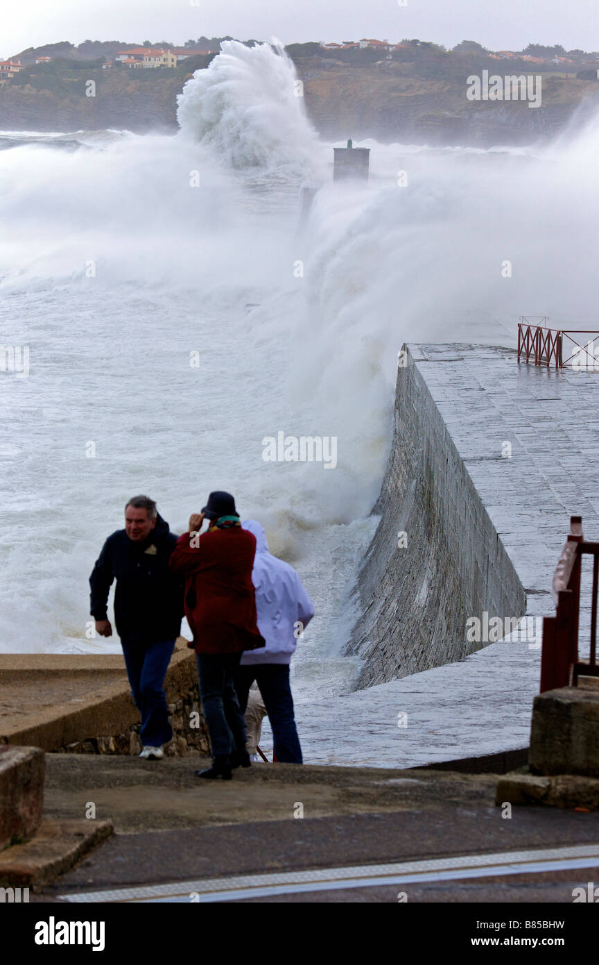 24 janvier 2009 tempête KLaus vagues sur la digue de Socoa Pays Basque France Banque D'Images