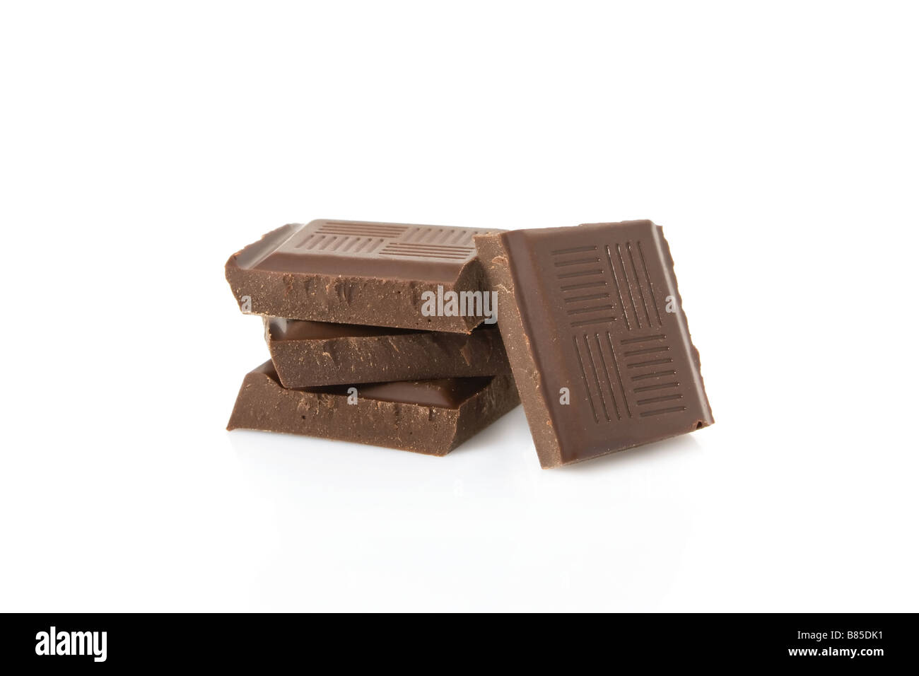 Barre de chocolat noir cassé en carrés isolated on white Banque D'Images