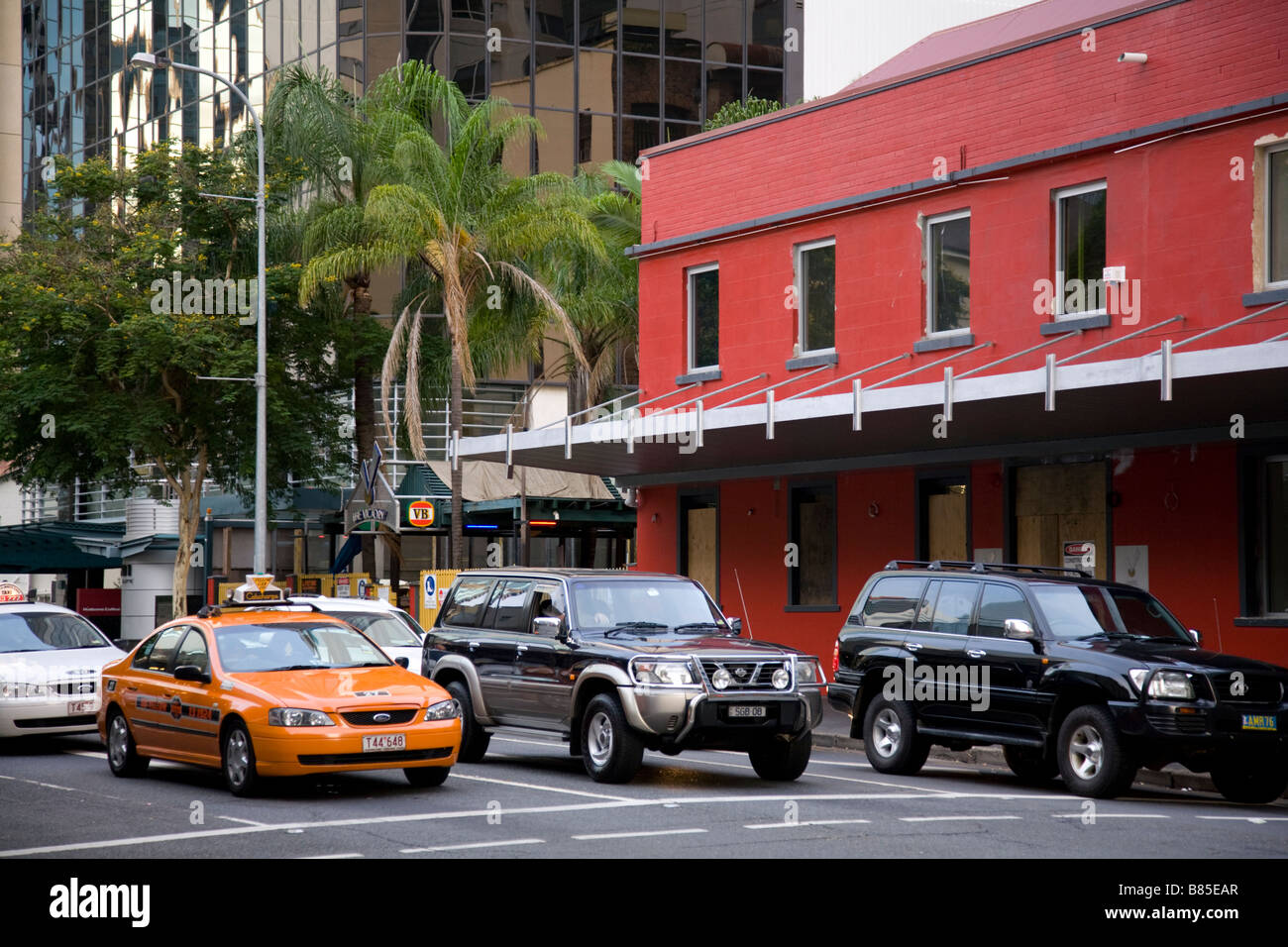 Des voitures font la queue à un ensemble de feux de circulation dans la région de Brisbane CBD, Queensland, Australie Banque D'Images