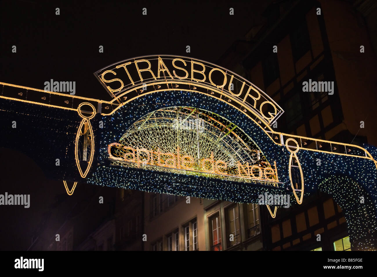 Noël Décoration signer la nuit, Strasbourg, Alsace, France Banque D'Images