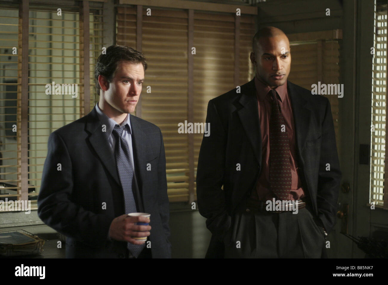 New York Police Blues Saison 12 New York Police Blues NYPD Blue Année : 1993)Série TV 1993-2005 USA  Mark-Paul Gosselaar, Henry Simmons Lenny Scissorhands Année : 2005 -  'Meilleures ennemies' saison 12, Épisode 18 Réalisateur : Rick Wallace  Photo Stock - Alamy