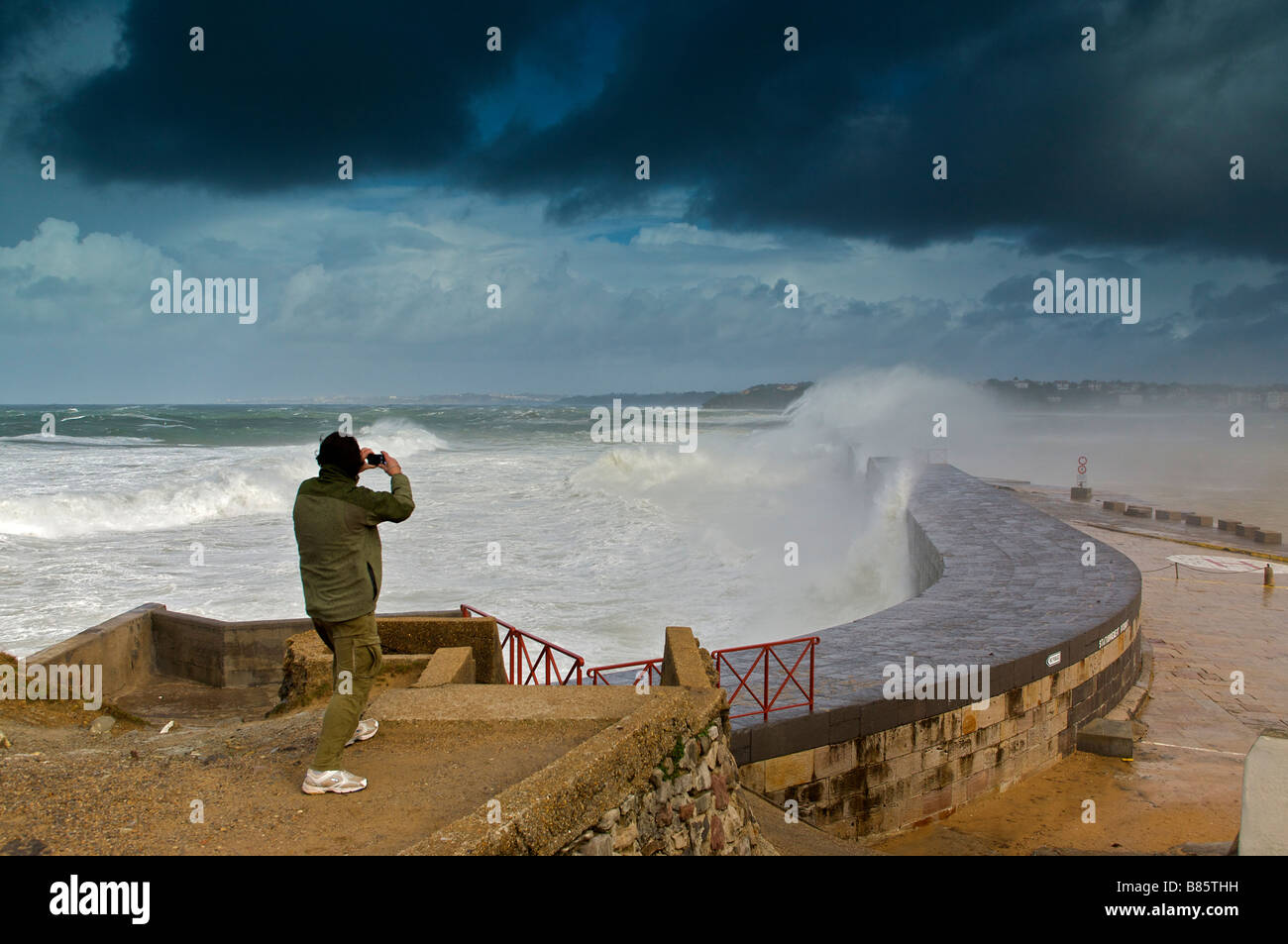 24 janvier 2009 tempête KLaus vagues sur la digue de Socoa Pays Basque France Banque D'Images