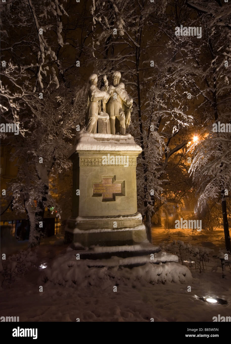Pologne Cracovie Planty park absent dans la vieille ville Monument de la reine Jadwiga et Roi Jagellon Banque D'Images