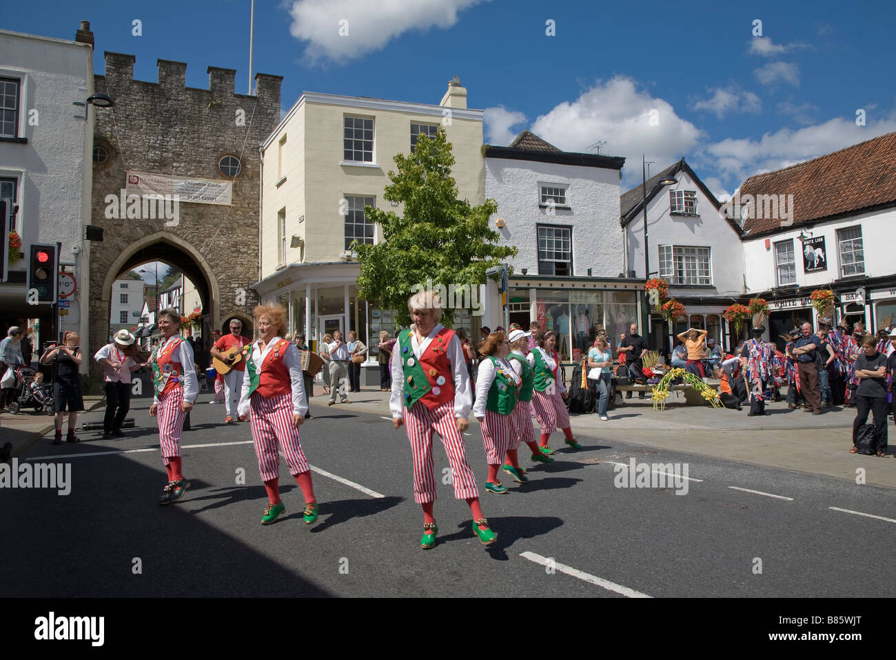 Les femmes FOLK DANCERS DANS RUE À CHEPSTOW FESTIVAL UK Banque D'Images