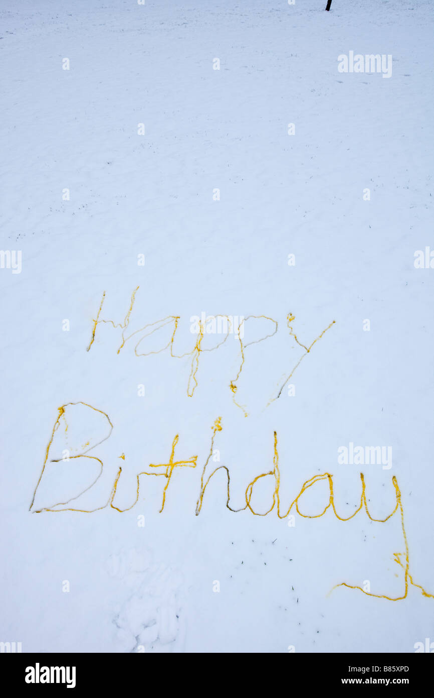 Joyeux Anniversaire Ecrit Dans La Neige Par Un Homme Weeing Photo Stock Alamy Joyeux Anniversaire Ecrit Dans La Neige Par Un Homme Weeing Photo Stock Alamy