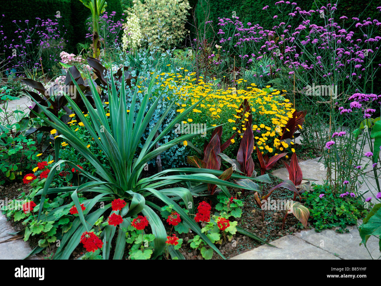 La floraison de couleur mélangée frontière à Great Dixter Banque D'Images