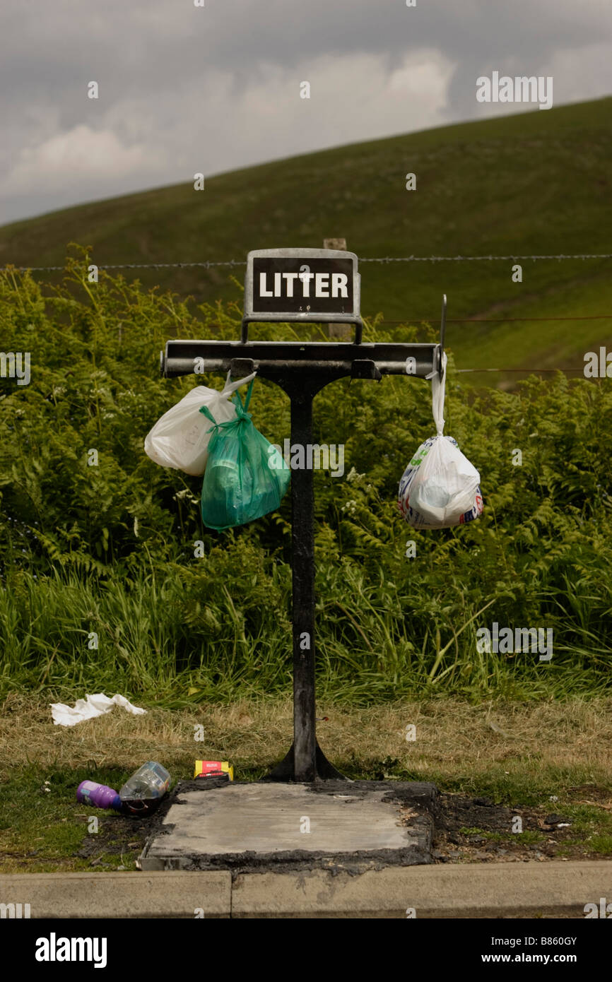 L'élimination de la litière sur une route. Banque D'Images