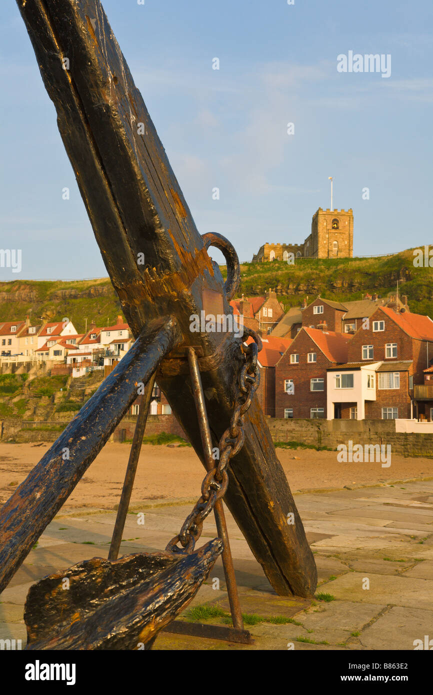 Old anchor et Église St Margarets, Whitby, North Yorkshire, Angleterre. Banque D'Images