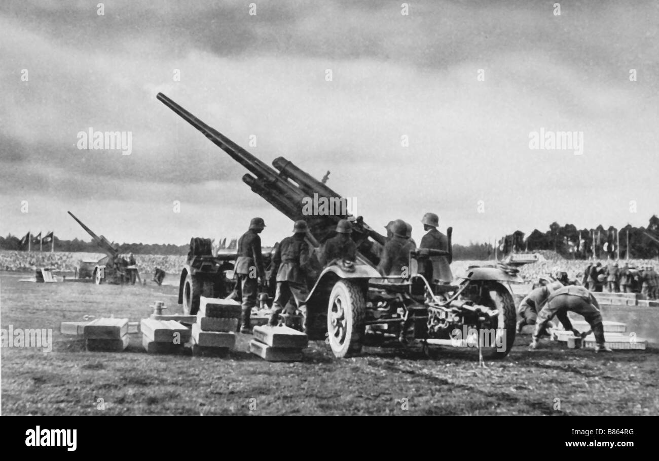 L'artillerie anti-aérienne allemande en position de tir (1935) Banque D'Images