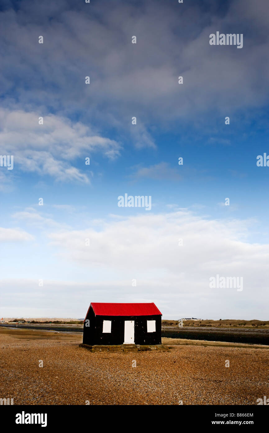 Un célèbre monument, une cabane avec un toit rouge sur les rives de la rivière de galets Rother Seigle Sussex UK Banque D'Images