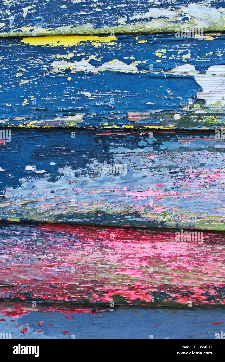 L'écaillage de la peinture de différentes couleurs sur le côté d'un bateau en bois abandonnés sur l'estuaire, près de Blackpool, Lancashire, Angleterre Banque D'Images