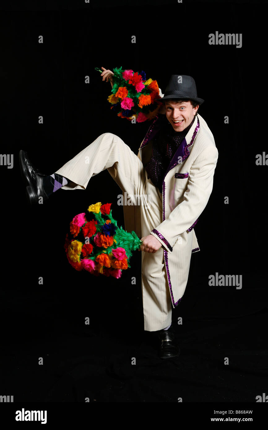 Jezo la magie clown avec le don de fleurs Banque D'Images