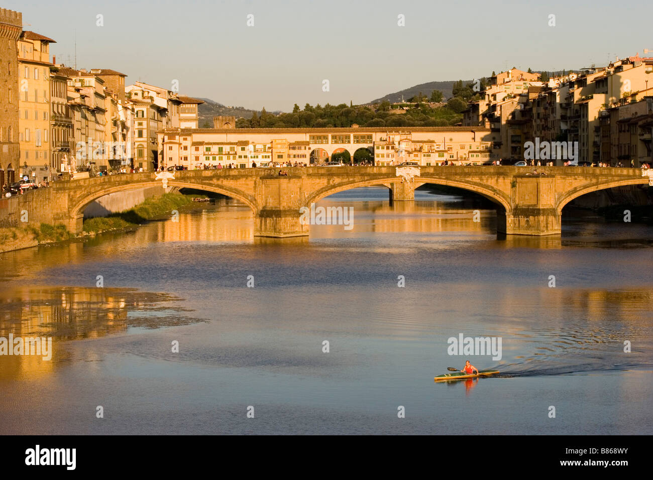 Un homme lignes dans l'Arno près du Ponte Vecchio pont médiéval à Florence, Italie. Banque D'Images