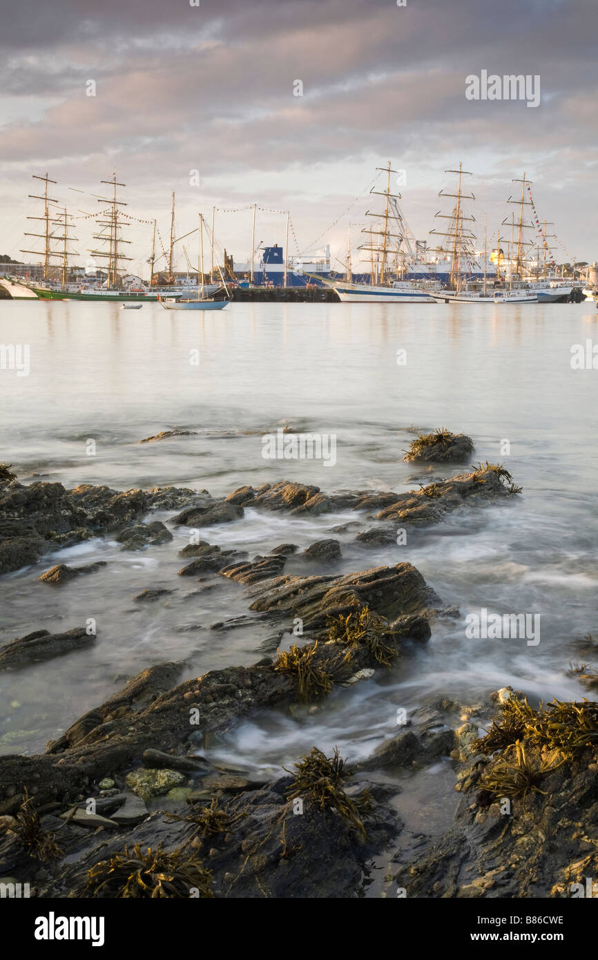 Tall Ships au lever du soleil à Falmouth avant course des grands voiliers en été 2008 de Flushing Banque D'Images