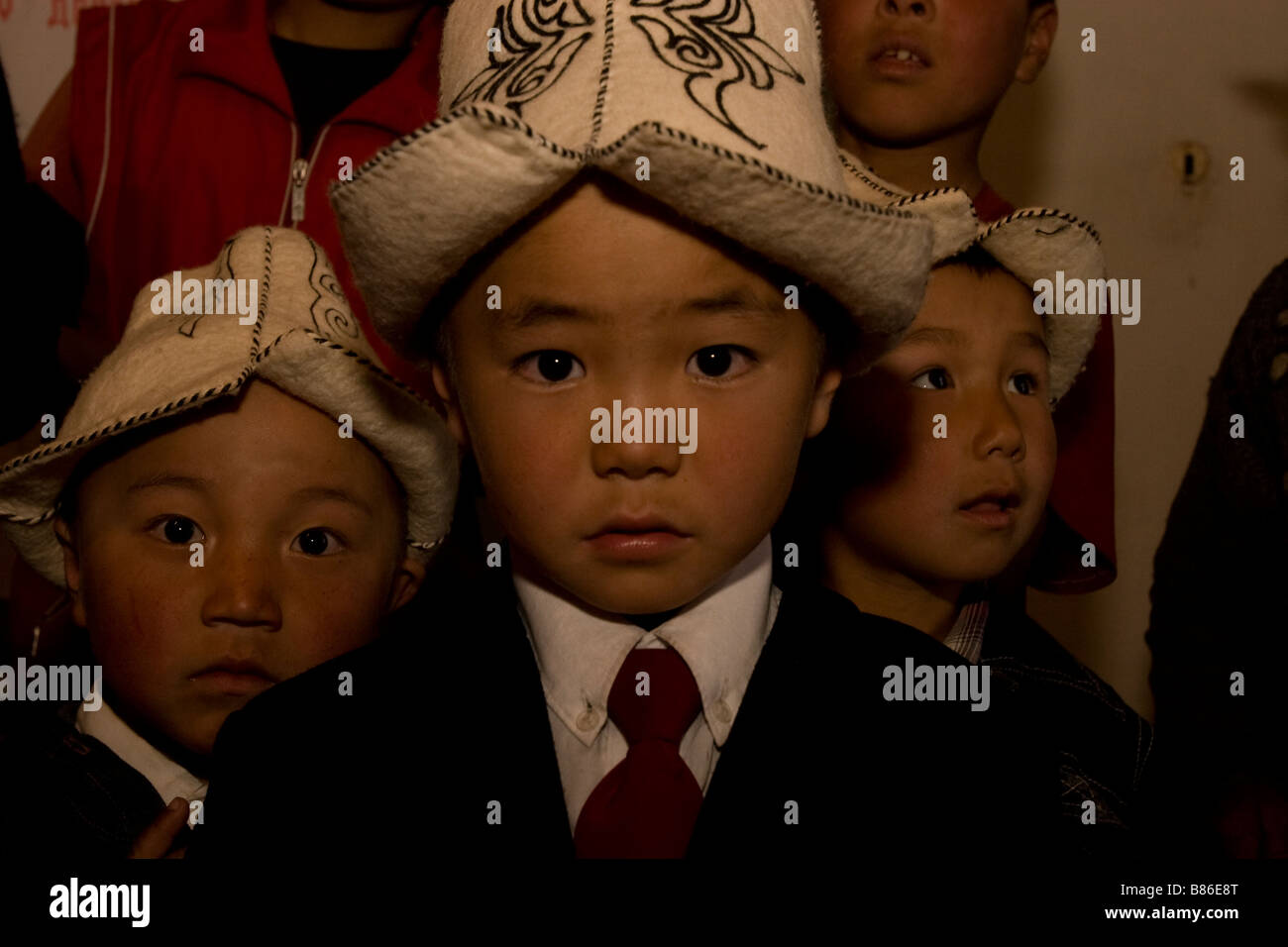 L'école maternelle par les enfants portent chapeau de feutre traditionnel  Photo Stock - Alamy