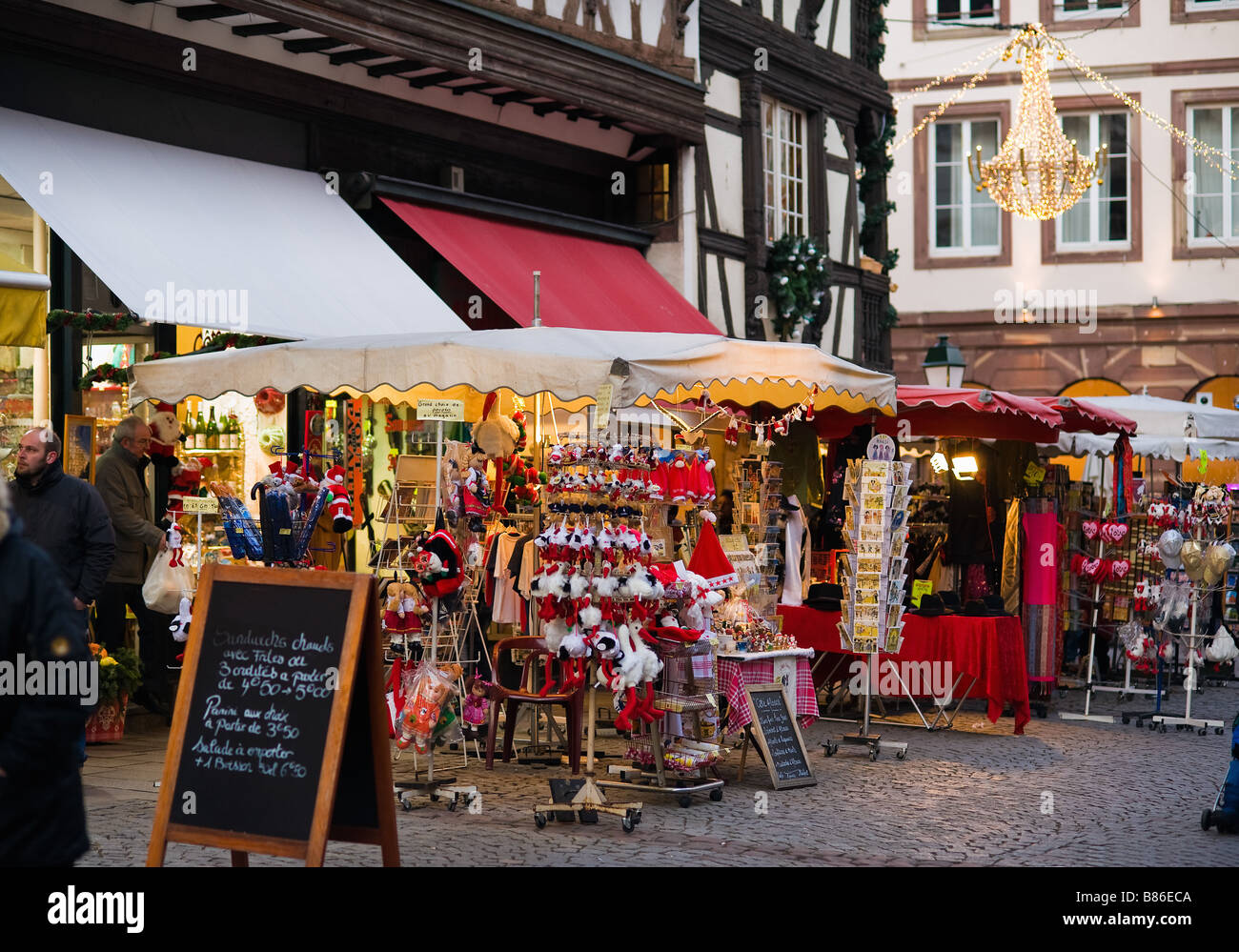 Boutique de souvenirs, le temps de Noël, Strasbourg, Alsace, France Banque D'Images