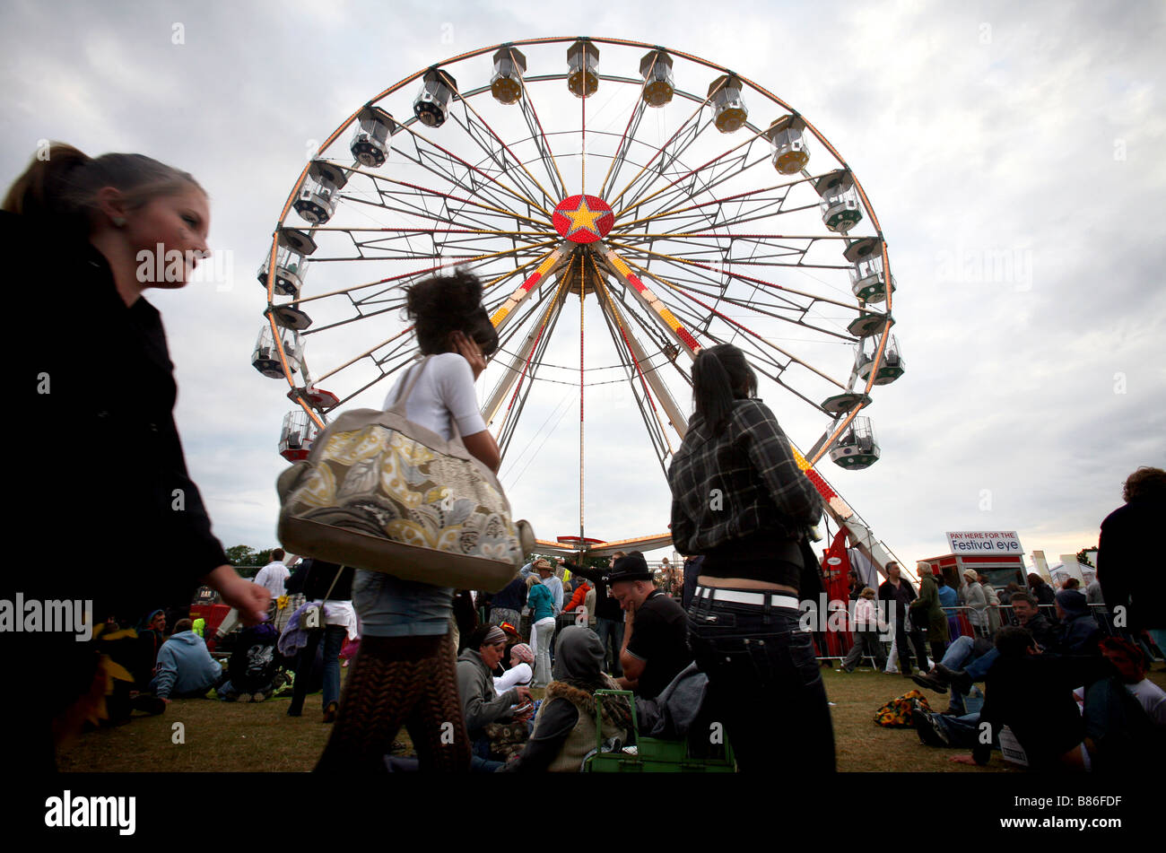 La foule devant une grande roue au Isle of Wight Festival 2008 à Newport, sur l'île de Wight, Royaume-Uni. Banque D'Images