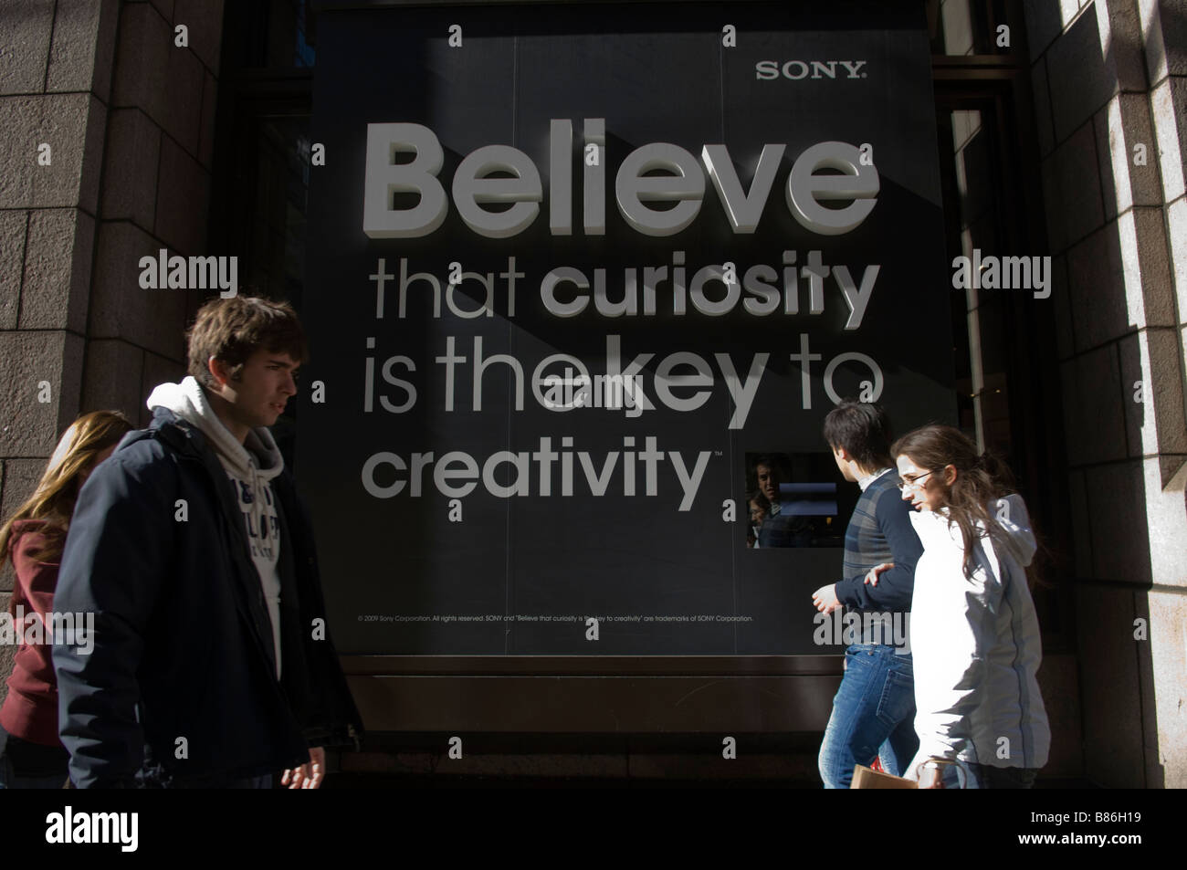 Les piétons se promener par une annonce pour Sony chez Sony Plaza sur Madison Avenue à New York City Banque D'Images