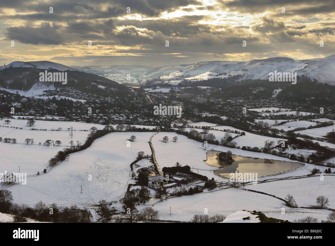 La ville de Shropshire Church Stretton dans la neige, vu de la CAER Caradoc hill, fin sur un après-midi d'hiver. Banque D'Images