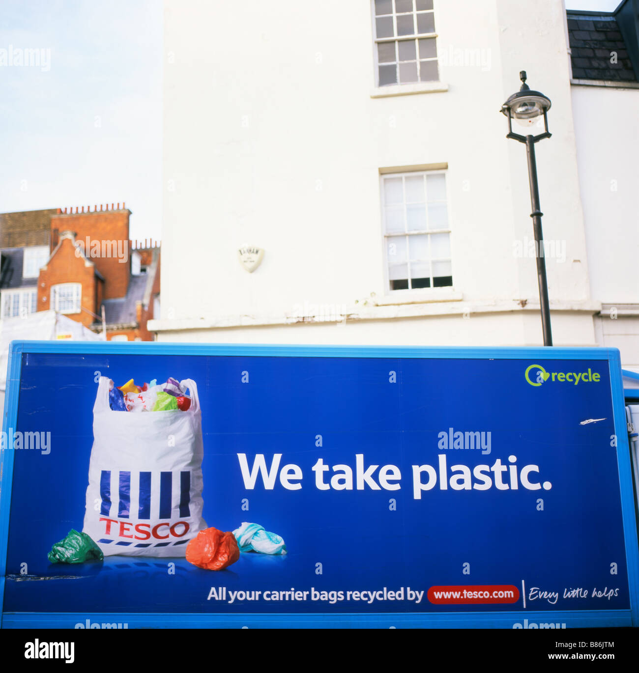 Le côté de Tesco camion de livraison avec un sac en plastique recyclage message 'nous' en plastique stationné dans un street à Londres Angleterre Royaume-uni 2008 KATHY DEWITT Banque D'Images