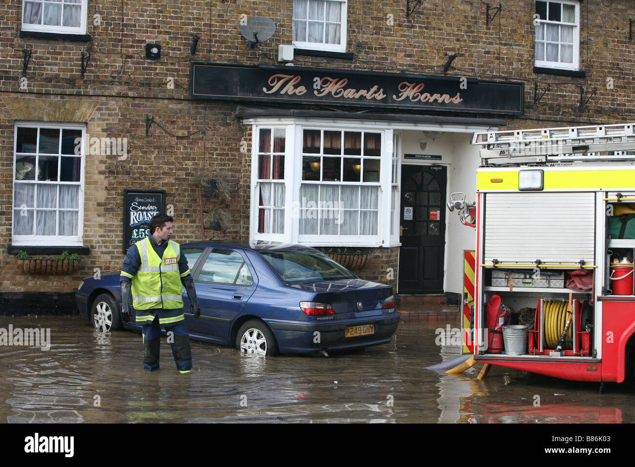 Le service d'incendie aidant à la pompe de l'eau d'un pub inondées à Hertford, Hertfordshire après une rivière éclater sa banque Banque D'Images