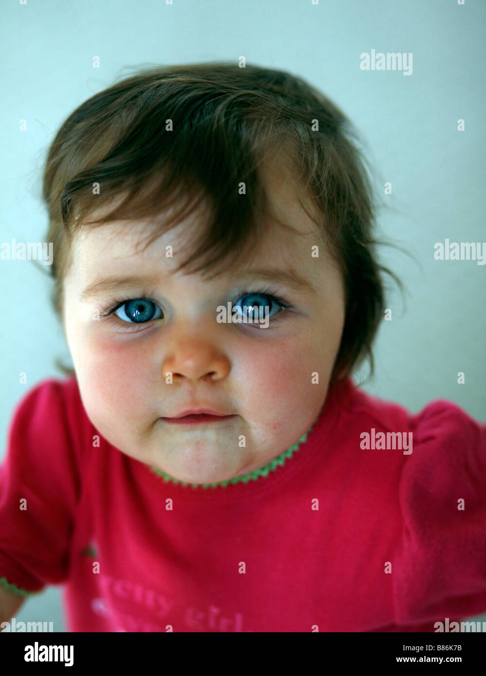 Une Petite Fille Avec Des Yeux Bleus Photo Stock Alamy