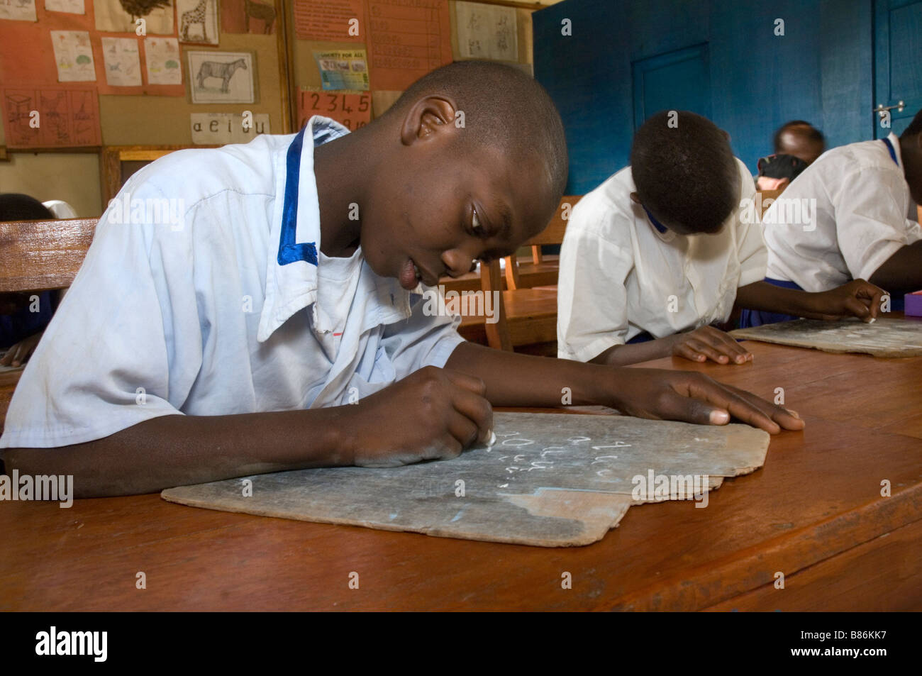 Les enfants ayant une déficience intellectuelle l'écriture à l'école, Mabogini, région de Kilimandjaro, Tanzanie Banque D'Images