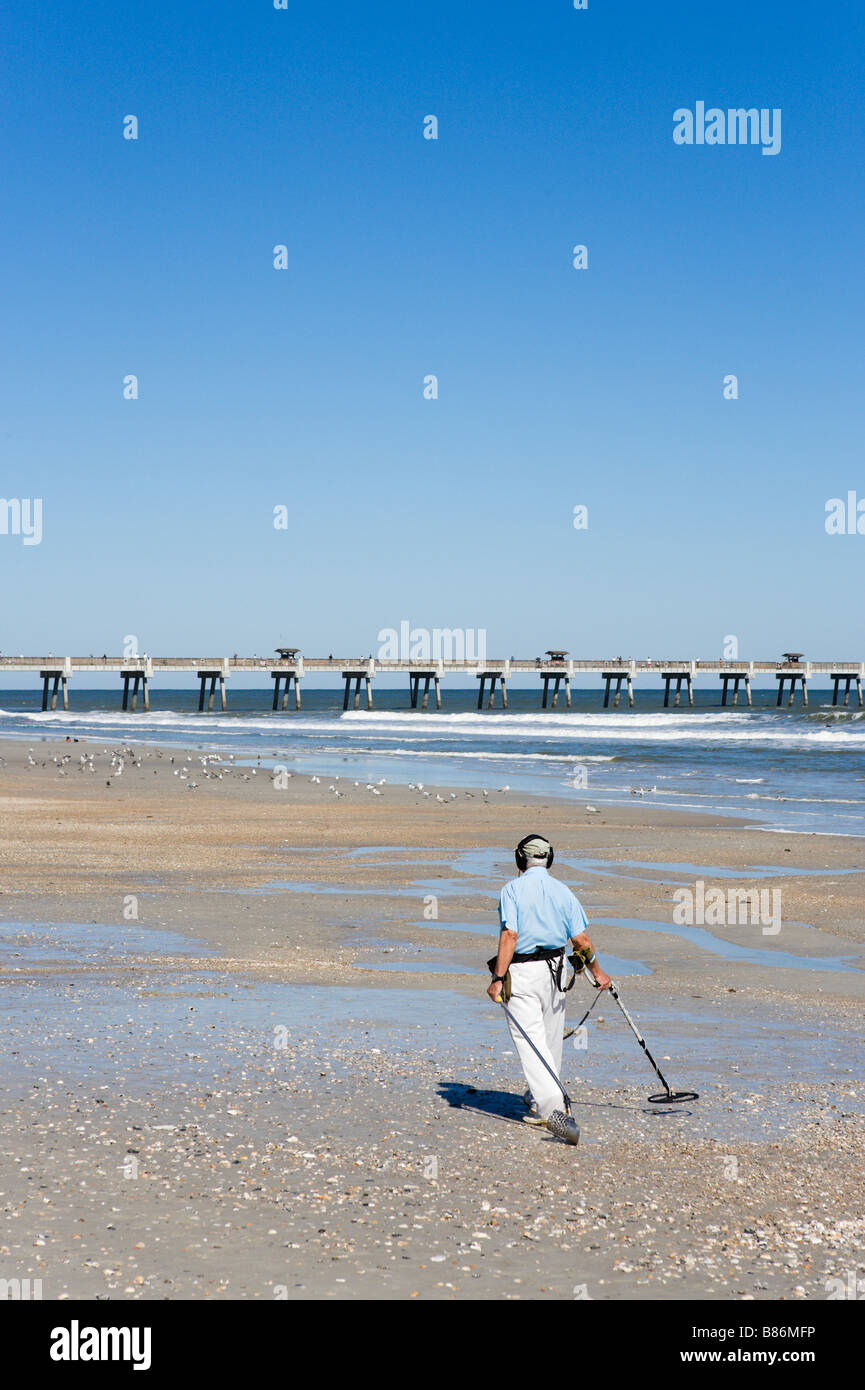 Homme âgé la plage avec un détecteur de métal en face de la jetée, Jacksonville Beach, Florida, USA Banque D'Images