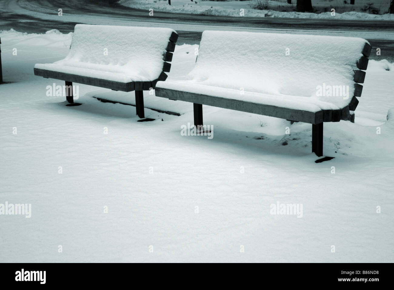 Bancs à couvert de neige sur des arrêts de bus navette dans le Parc National de Yosemite en Californie Banque D'Images