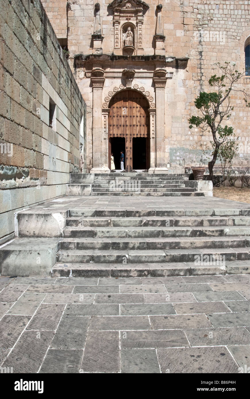 Entrée latérale de l'église de Santo Domingo, le plus important des nombreux bâtiments ecclésiastiques baroque à Oaxaca, Mexique Banque D'Images