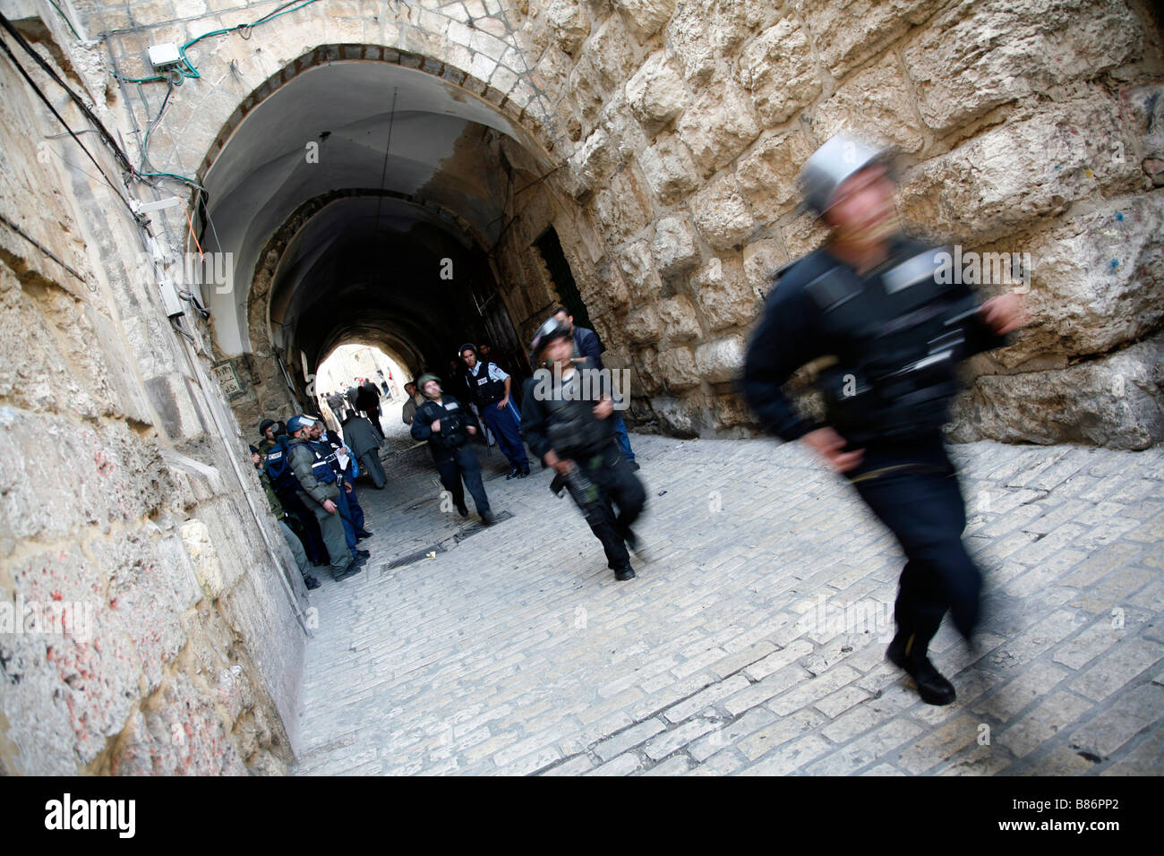 La police israélienne qui traverse la vieille ville de Jérusalem. Banque D'Images